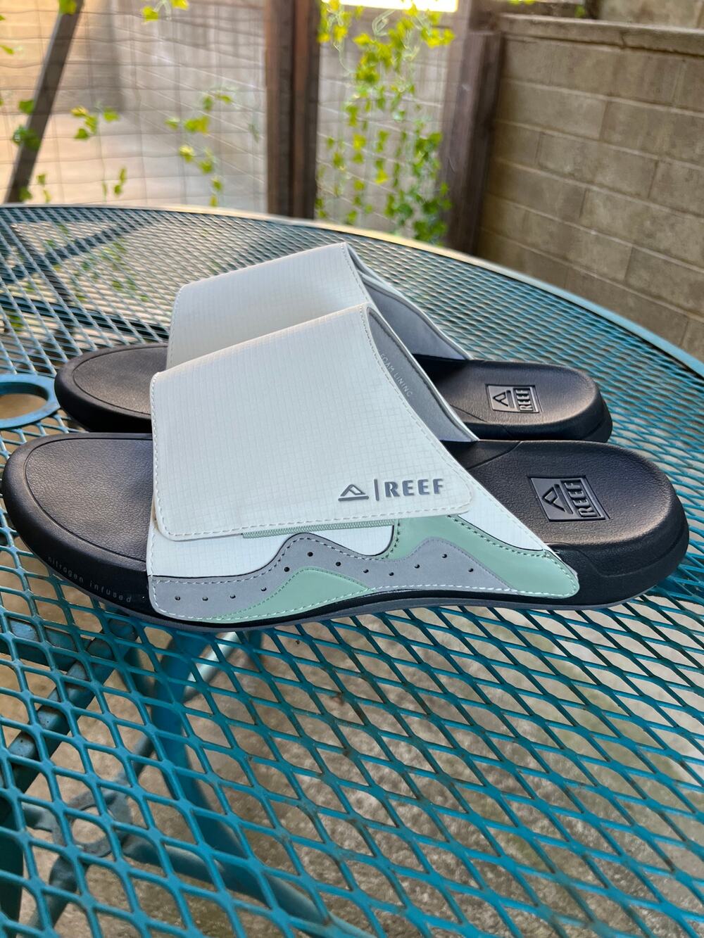 Reef Men's Swell Cruiser Slide Sandals White/Grey/Green Sample ~ Size 13